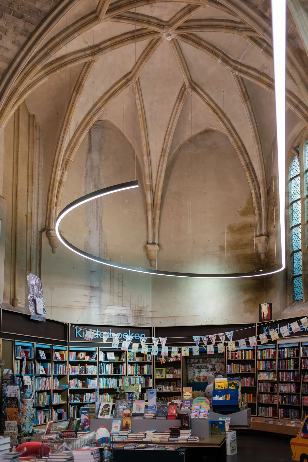 Boekhandel in een historisch gewelf in Maastricht