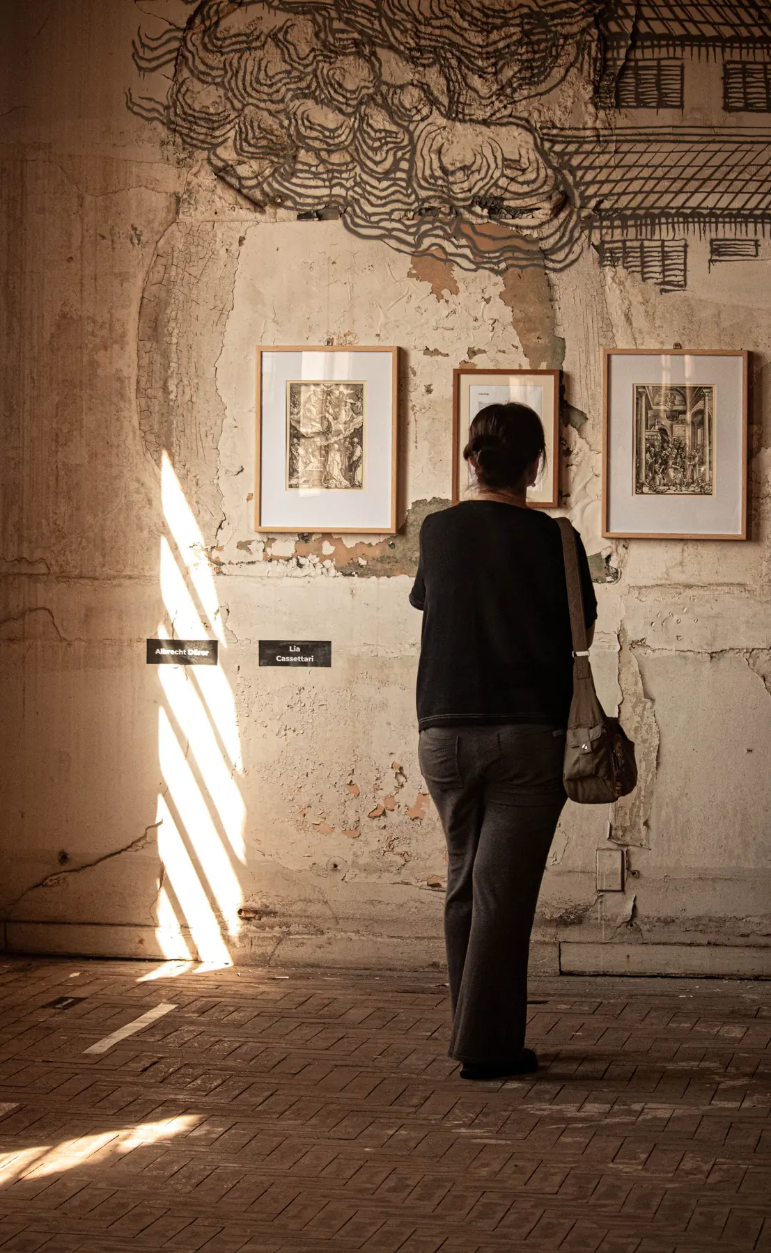 Bezoeker die aandachtig naar kunst kijkt in een galerie